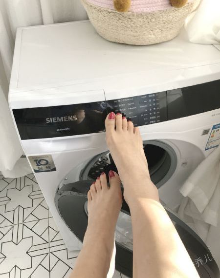 变成黑皮肤女孩和朋友在一起动画