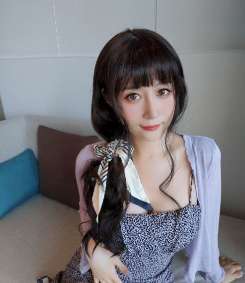 恐龙星的比基尼女孩